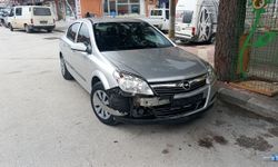 Otomobille çarpışan motosikletin sürücüsü yaralandı