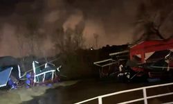 Alanya'da Dim Çayı taştı: Oturma grupları ile çardaklar denize sürüklendi