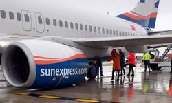 Antalya'da kalkışa hazırlanan uçağın iniş takımları kırıldı