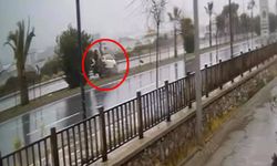 Alanya'da otomobil refüjdeki ağaca çarparak ters döndü