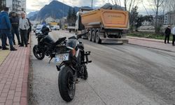 Antalya'da motosikletle kamyon çarpıştı: 2 liseli yaralandı