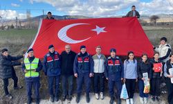 Öğrenciler ve jandarmadan bayrak etkinliği