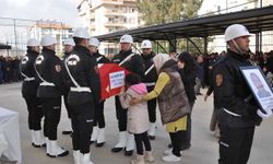 Polis babasının tabutunun başında gözyaşı döktü