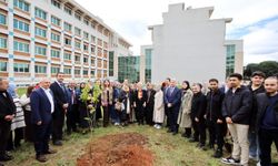 Rektör Özkan İlahiyat Fakültesi'nde ağaç dikti, Gazze sergisini gezdi