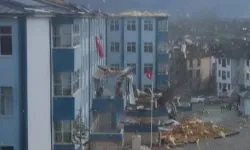 Şiddetli rüzgârda lisenin çatısı yıkıldı