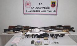 Antalya'da tabanca, tüfek ve uyuşturucu madde ele geçirildi