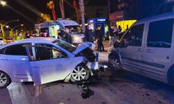 Alanya'da 2 otomobil çarpıştı: 3 yaralı