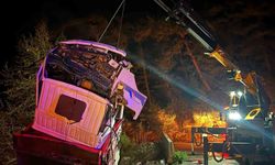 Alanya'da kamyon şarampole devrildi: 1 ölü, 1 yaralı