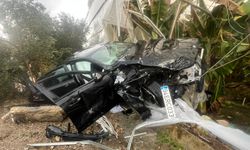 Alanya'da otomobiliyle muz serasına girdi: 4 yaralı