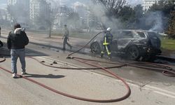 Alev alan otomobilindeki kedisini son anda kurtardı