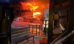 Antalya'da inşaat malzemesi deposu yandı