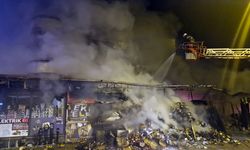 İş yerinde başlayan yangında alevler binayı sardı