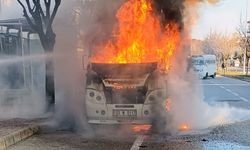 Minibüs yangında kullanılamaz hale geldi
