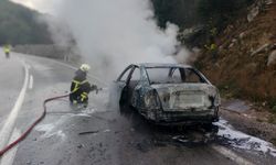 Seyir halindeki otomobil yandı