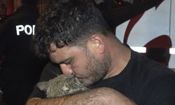 Yangında dairede mahsur kalan kedi 'Duman'ı itfaiye kurtardı