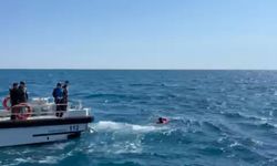 Devrilen sup boarda tutunarak 3 saat bekledi, yardımına deniz polisi yetişti