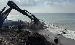 Kayalıklara çarpan tekne parçalandı