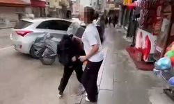 Kız öğrenci, tartıştığı akranını yere yatırıp ayağıyla yüzüne bastı