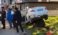 Kontrolden çıkan otomobil kayaya çarptı: 2 yaralı!