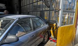 Otomobil, 6 araca çarptı: Tamirhaneye daldı