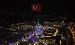 1000 dron ile Türk bayrağı oluşturuldu