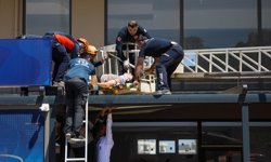 4'üncü kattan tentenin üzerine düşüp yaralandı