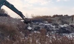 Akarçay'da su akışını kesen bent yıkıldı