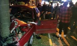 Alanya'da otomobil ağaca çarptı: 1 yaralı