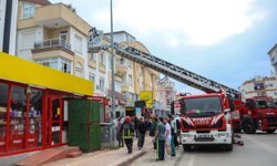 Antalya'da yangında apartta mahsur kalanları itfaiye kurtardı