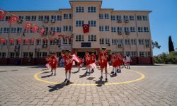 Antalyaspor temalı 23 Nisan gösterisi