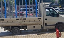 Kamyonette çıkan yangını, yoldan geçen araç sürücüleri söndürdü