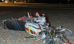 Motosikletiyle refüje çarptı