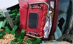 Patates yüklü TIR devrildi: 3 yaralı