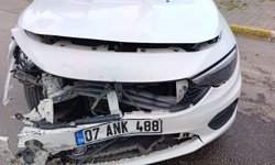 Antalya’da sürücü ve eşi kazada yaralandı