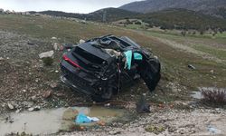 Takla atan otomobildeki 3 kişi yaralandı