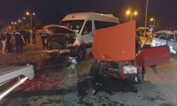 Manavgat'ta minibüsle otomobil çarpıştı: 4 yaralı