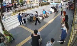 Motosiklet anne ve kızına çarptı