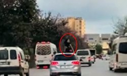 Antalya'da seyir halindeki aracın üzerinde dans etti