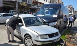 Antalya'da tur minibüsüyle otomobil çarpıştı: 2 yaralı