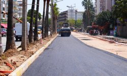 Alanya'da o caddede sıcak asfalt çalışmaları başladı