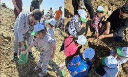 ALKÜ’lü minikler fidan dikip çilek topladı