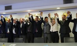 AK Parti'ye geçen 5 meclis üyesine rozetleri takıldı