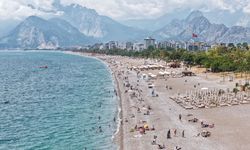 Antalya Sahili'nde tatilci yoğunluğu