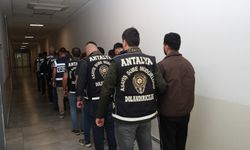 Antalya'da 50 milyon lira dolandıran 14 şüpheli tutuklandı