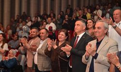'Bandırma Vapuru' ayakta alkışlandı
