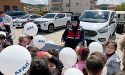 Jandarmadan çocuklara hediye