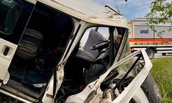 Minibüs ağaca çarptı: 2 yaralı