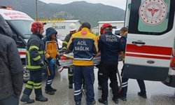 Otomobil fabrika kapısına çarptı: 2 yaralı