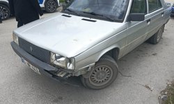 Otomobille çarpışan motosiklet sürücüsü yaralandı