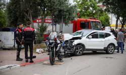 Polis motosikletiyle otomobil çarpıştı: 3 yaralı